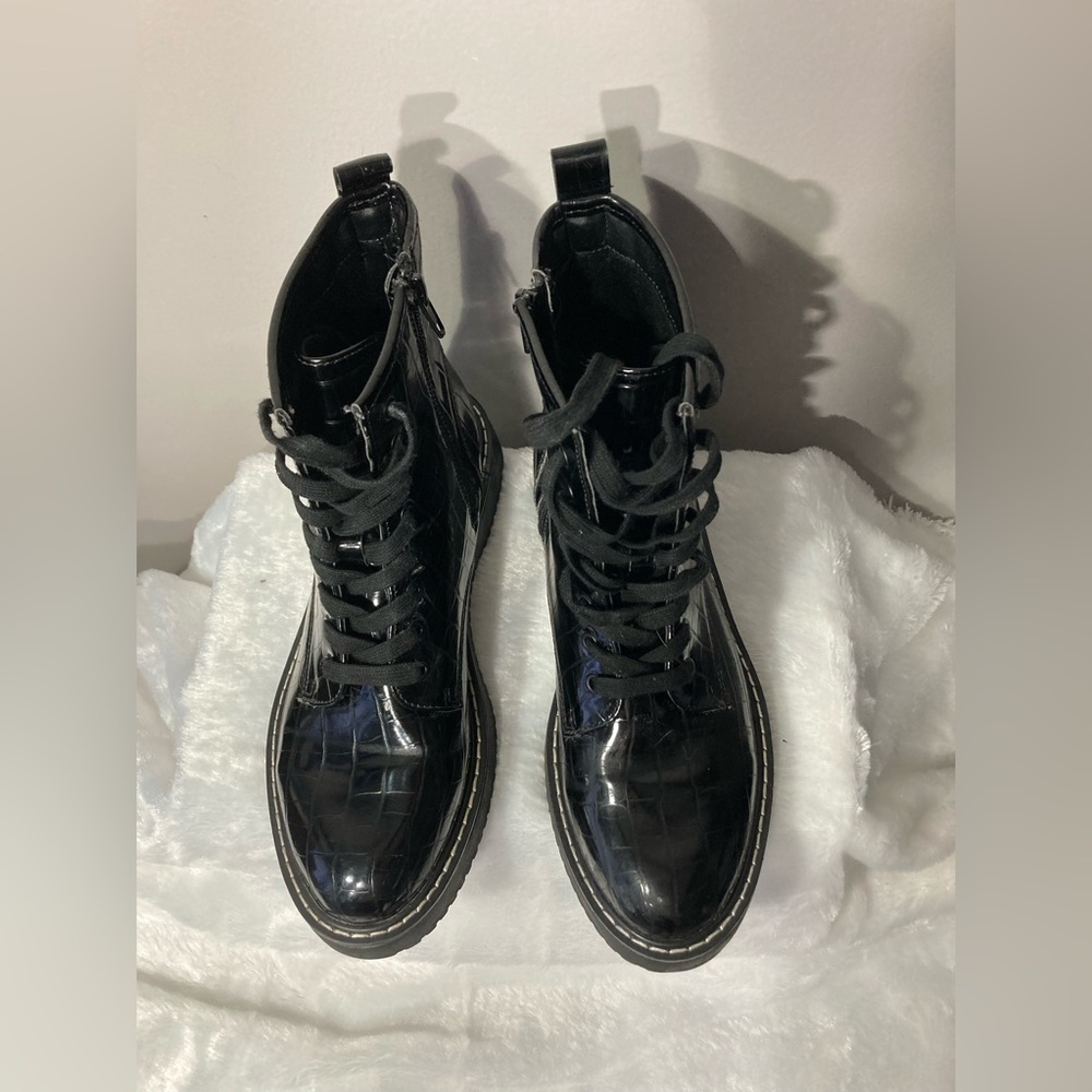 Madden Girl Black Chunky Combat Boots
8.5 M
Faux Leather Lace Up - Picture 5 of 12